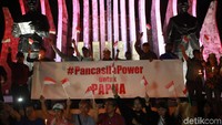 Mereka juga membentangkan spanduk bertuliskan Pancasila Power untuk Papua.