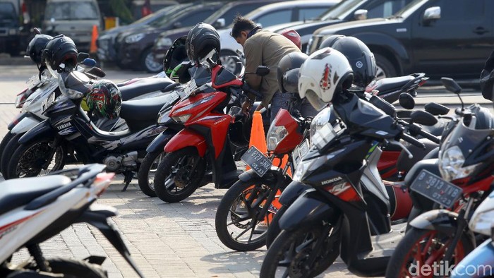 Pemprov DKI Jakarta akan menaikkan tarif parkir kendaraan bermotor tahun ini. Gubernur DKI Jakarta Anies Baswedan tak ingin rencana itu ditunda-tunda.