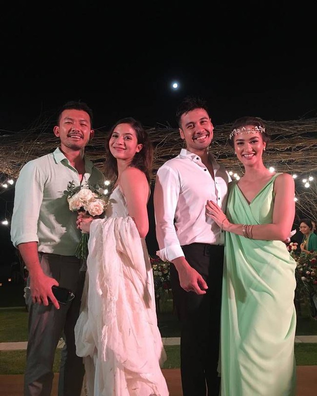 Chicco Jerikho juga menggelar resepsi pernikahan dengan suasana yang lebih kasual. Dalam sejumlah foto yang beredar, aktor tersebut melepas jasnya dan hanya mengenakan kemeja dan celana panjang hitam sehingga tampak lebih santai. Foto: Instagram