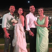 Chicco Jerikho juga menggelar resepsi pernikahan dengan suasana yang lebih kasual. Dalam sejumlah foto yang beredar, aktor tersebut melepas jasnya dan hanya mengenakan kemeja dan celana panjang hitam sehingga tampak lebih santai. Foto: Instagram