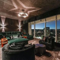 Matthew memutuskan untuk menjual apartemen tersebut tahun lalu karena ia akan lebih banyak menghabiskan waktu di New York City untuk syuting reuni serial Friends. Belum laku, harga apartemen diturunkan dari US$ 35 juta menjadi US$ 27 juta, atau sekitar Rp 390 miliar. (Berminat? Foto: Dok. Mansion Global)