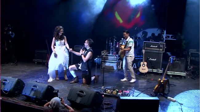 Resepsi pernikahan Ananda Omesh dan Dian Ayu juga tidak kalah menarik. Keduanya menggelar pesta dengan berkonsep konser yang diberi nama The Rock Wedding. Dalam acara yang dilangsungkan tujuh tahun lalu itu pun, Omesh memakai setelan jas tanpa lengan dan celana pendek. Foto: YouTube