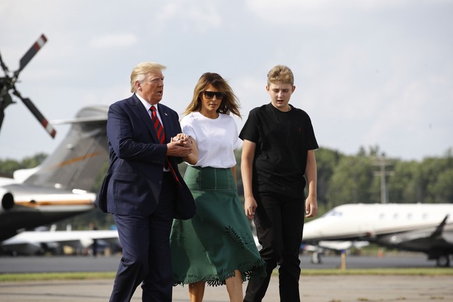 Sepulang liburan musim panas di New Jersey, Minggu (18/8/2019), Melania Trump muncul dengan pilihan gaya yang berbeda dari biasanya. Kerap terlihat berbalut baju formal, Ibu Negara AS itu mengenakan kaus putih oblong. (Foto: AP Photo/Patrick Semansky)