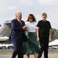 Sepulang liburan musim panas di New Jersey, Minggu (18/8/2019), Melania Trump muncul dengan pilihan gaya yang berbeda dari biasanya. Kerap terlihat berbalut baju formal, Ibu Negara AS itu mengenakan kaus putih oblong. (Foto: AP Photo/Patrick Semansky)
