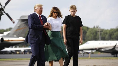 Melania Trump Stylish Pakai Kaus Oblong, Terinspirasi Victoria Beckham?
