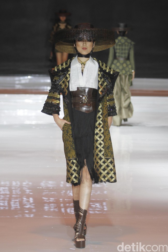 Denny Wirawan menampilkan batik gedog Tuban bergaya modern untuk koleksinya yang bertema Satriyan di Jakarta fashion & Food Festival (JFFF) 2019, Kelapa Gading, Jakarta Utara. Foto: Mohammad Abduh/Wolipop