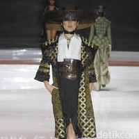 Denny Wirawan menampilkan batik gedog Tuban bergaya modern untuk koleksinya yang bertema Satriyan di Jakarta fashion & Food Festival (JFFF) 2019, Kelapa Gading, Jakarta Utara. Foto: Mohammad Abduh/Wolipop