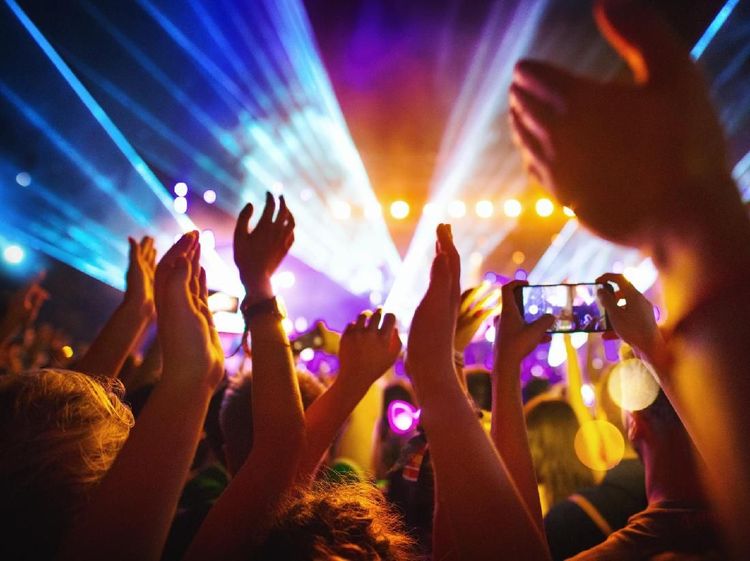 7 Aksi Panggung Paling Gila: Lempar Tinja-Gantung Diri