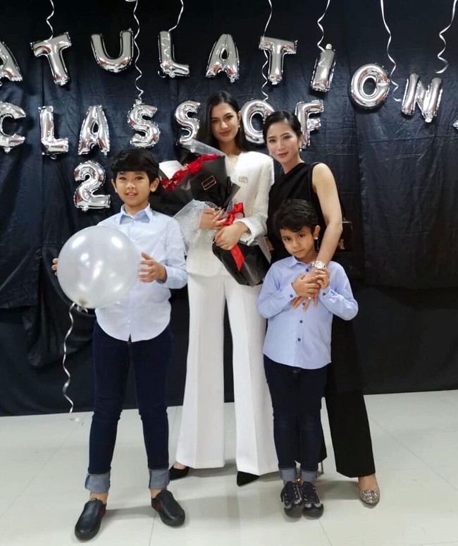 Bintang sinetron Bunga Zainal membuktikan jika ia bisa menjadi sosok ibu tiri yang baik bagi anak sambungnya. Semenjak menikah dengan Sukhdev Sing pada 2014, Bunga menjadi ibu tiri bagi anak perempuan dari pernikahan Sukhdev Sing terdahulu. Bunga dan Sukhdev sendiri sudah dikaruniai dua anak. Foto: instagram