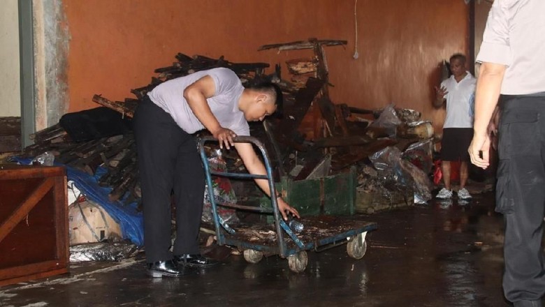 Puing Sisa Kebakaran di Ruang Bawah Tanah Polda Metro Dibersihkan Puing Sisa Kebakaran di Ruang Bawah Tanah Polda Metro Dibersihkan