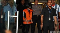 Gabriella Yuan Ana keluar gedung KPK usai menjalani pemeriksaan kasus dugaan suap terkait lelang proyek pada Dinas Pekerjaan Umum, Perumahan, dan Kawasan Permukiman (PUPKP) Kota Yogyakarta tahun anggaran 2019.