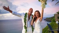 Dwayne Johnson atau The Rock resmi menikahi Lauren Hashian di Hawaii. Dok. Instagram/laurenhashianofficial