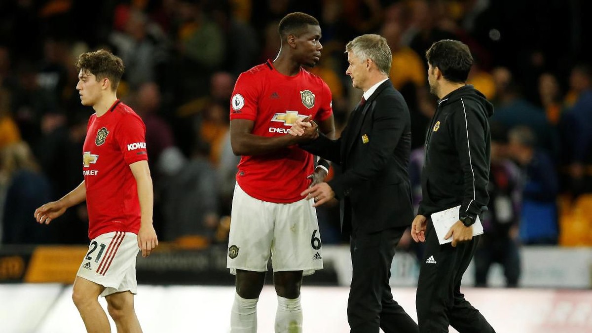 Ole Gunnar Solskjaer tak mau menyalahkan Paul Pogba usai penaltinya digagalkan kiper Wolverhampton Wanderers (Foto: Andrew Yates/Reuters)