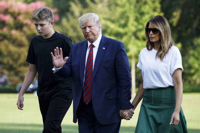 Kaus tersebut hadir dalam siluet longgar. Begitu longgarnya, area lengan digulung oleh Melania sehingga mempertegas kesan rileks pada penampilannya. (Foto: AP Photo/Patrick Semansky)