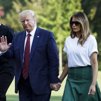 Kaus tersebut hadir dalam siluet longgar. Begitu longgarnya, area lengan digulung oleh Melania sehingga mempertegas kesan rileks pada penampilannya. (Foto: AP Photo/Patrick Semansky)