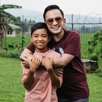 Sebelum diangkat anak oleh Ruben dan Sarwendah, Betrand sempat bercerita kalau dirinya dulu kerap berjualan bakpao sepulang sekolah. Bakpao tersebut dibuat oleh neneknya. Foto: instagram