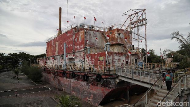 26 Desember 2004 silam, kapal apung seberat 2.600 ton terseret 2,4 km ke daratan akibat gombang tsunami. Kini, kapal tersebut beralih fungsi menjadi tempat wisata.