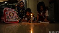 Sebagian penghuni terpaksa memakai lilin sebagai penerangan.