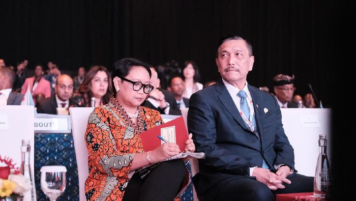 Menko Luhut dan Menlu Retno di acara Indonesia-Africa Infrastructure Dialogue (IAID) 2019/ Foto: Dok. Kementerian Luar Negeri Menko Luhut dan Menlu Retno di acara Indonesia-Africa Infrastructure Dialogue (IAID) 2019/ Foto: Dok. Kementerian Luar Negeri