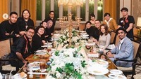 Dalam momen makan bersamanya ini nampak penyanyi Rossa, Tulus, Brisia Jodia dan yang lain ikut turut serta berpose di meja makan. Foto: Instagram @glennfredly309