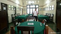 Pengunjung cukup membayar Rp 2.000 untuk masuk ke dalam gedung perundingan. Ada spanduk besar berisi hasil kesepakatan Perundingan Linggarjati 11-13 November 1946 silam. (Sudirman Wamad/detikcom)