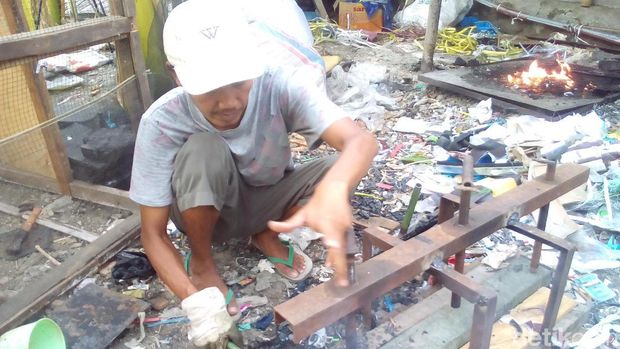 Sedulur Sikep di Kudus, Daur Ulang Limbah Plastik Jadi Paving 