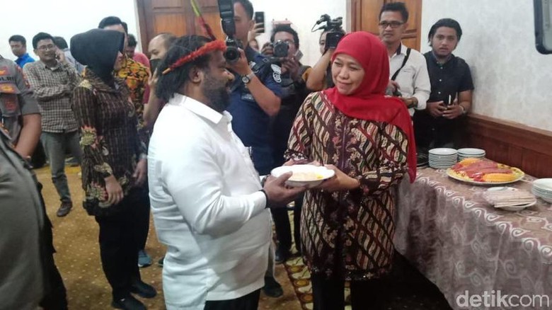 Temui Gubernur Khofifah, Lenis Kogoya Bawa Pesan dari Presiden Jokowi Temui Gubernur Khofifah, Lenis Kogoya Bawa Pesan dari Presiden Jokowi
