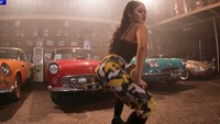 Pada video klip Dada atau Paha, Mutia menunjukan banyak gerakan sensual. Dok. YouTube/Seven Star Record