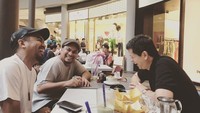 Ini momen bahagia denga tertawa lepas Glenn saat makan bareng Tompi sambil berdiskusi tentang musik. Menertawakan masa depan dengan penuh kecintaan pada musik di hati, tulis Glenn. Foto: Instagram @glennfredly309