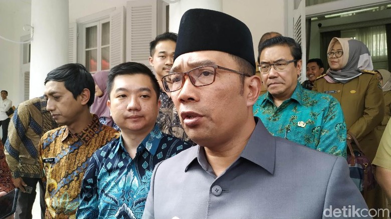 Pin Emas untuk DPRD Jabar, Ridwan Kamil: Wajar Asal Sesuai Aturan Pin Emas untuk DPRD Jabar, Ridwan Kamil: Wajar Asal Sesuai Aturan