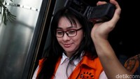Dalam kasus ini, Sri Wahyumi tak sendiri yang menjadi tersangka. Orang kepercayaan Sri Wahyumi, Benhur Lalenoh, dan seorang pengusaha bernama Bernhard Hanafi Kalalo turut ditetapkan KPK sebagai tersangka.