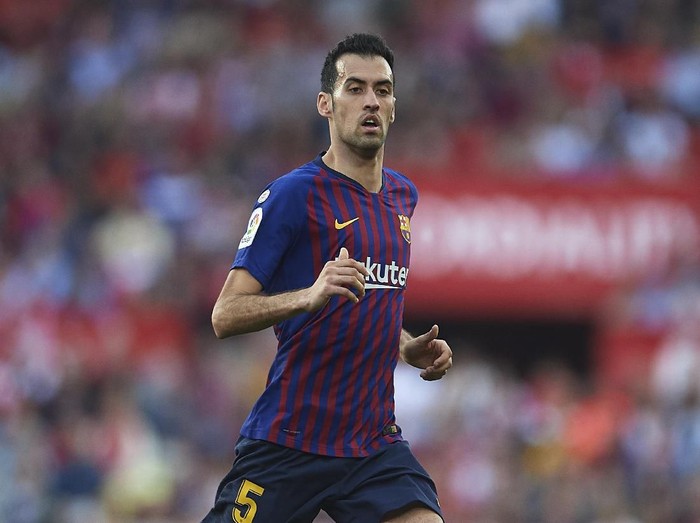 SEVILLE, SPAIN - FEBRUARY 23: Sergio Busquets of FC Barcelona looks on during the La Liga match between Sevilla FC and FC Barcelona at Estadio Ramon Sanchez Pizjuan on February 23, 2019 in Seville, Spain. (Photo by Aitor Alcalde/Getty Images)