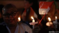Mereka menyalakan lilin sepanjang aksi.