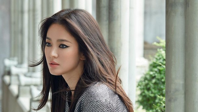 Dalam foto kampanye, Song Hye Kyo tampil edgy dengan goresan eyeliner bold pada riasan matanya. Sementara bibirnya dipulas lipstik nude natural. Foto: istimewa/Suecomma Bonnie/Soompi