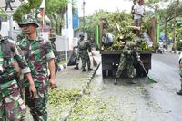 Manokwari kondusif, aparat dan masyarakat bersihkan sampah sisa kerusuhan