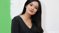 Titi beralasan ia sudah mengantongi izin dari suami untuk mengambil sinetron tersebut. Pool/Noel/detikFoto.