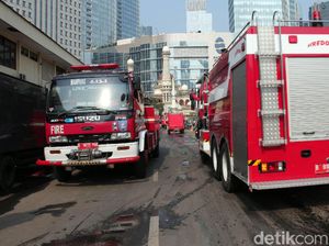 Pajero Pelat Hitam Bersirine Kawal Pemadam Kebakaran: Niatnya Baik, tapi...