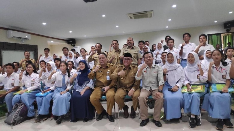 Wali Kota, KPU dan Bawaslu Depok Sosialisasikan Politik ke Siswa SMA Wali Kota, KPU dan Bawaslu Depok Sosialisasikan Politik ke Siswa SMA