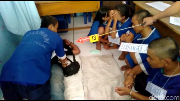 Jalani Reka Ulang, 5 Pelaku Pembunuhan ABG Di Tegal Cengengesan