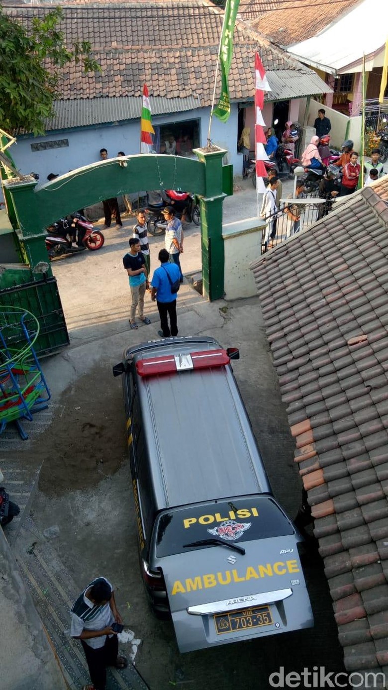 Siswa SMK yang Juga Santri di Karawang Diduga Gantung Diri dengan Sorban Siswa SMK yang Juga Santri di Karawang Diduga Gantung Diri dengan Sorban