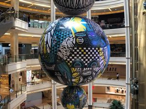 Balon Raksasa Monster Darbotz Mejeng di Lobi Mal