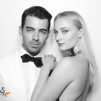 2. Joe Jonas dan Sophie TurnerKakak Nick Jonas ternyata juga berkencan dengan Sophie setelah mereka bertemu online. Dikatakan jika sebelumnya mereka sudah saling tahu bahkan sering dijodohkan oleh teman-teman. Sampai suatu hari mereka saling follow di Instagram dan Joe mengirim DM kepada Sophie. Foto: Dok. Instagram/joejonas