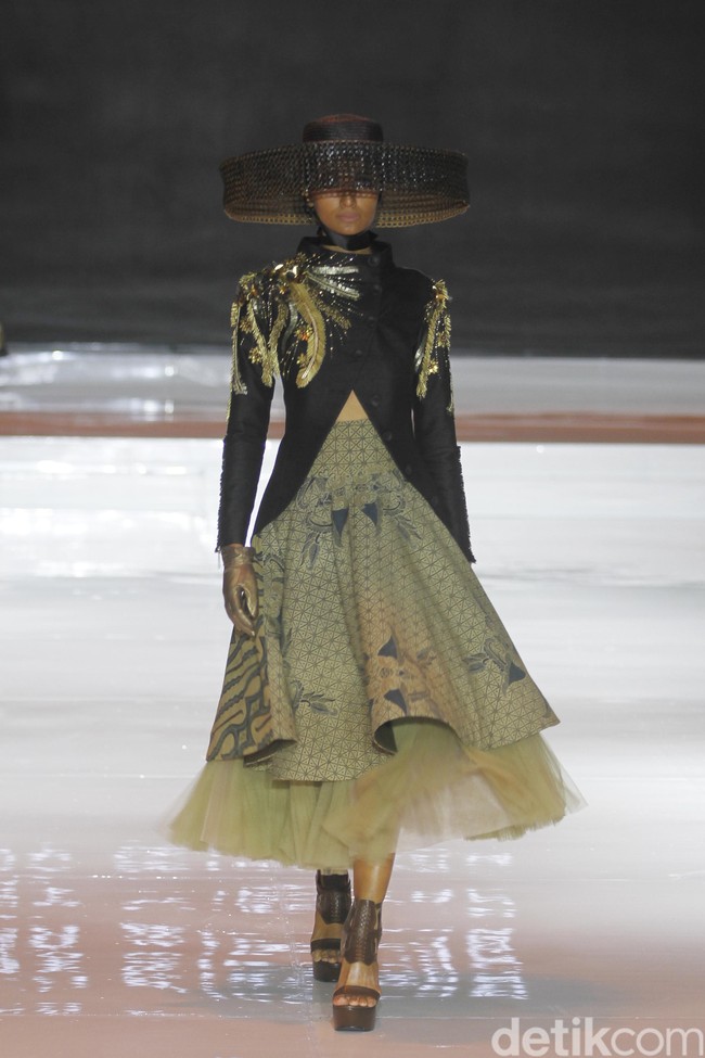 Denny Wirawan menampilkan batik gedog Tuban bergaya modern untuk koleksinya yang bertema Satriyan di Jakarta fashion & Food Festival (JFFF) 2019, Kelapa Gading, Jakarta Utara. Foto: Mohammad Abduh/Wolipop