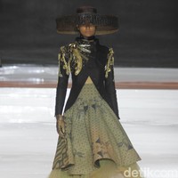 Denny Wirawan menampilkan batik gedog Tuban bergaya modern untuk koleksinya yang bertema Satriyan di Jakarta fashion & Food Festival (JFFF) 2019, Kelapa Gading, Jakarta Utara. Foto: Mohammad Abduh/Wolipop