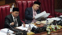 Rapat dipimpin Wakil Ketua DPR Fadli Zon. Selain itu, hadir Wakil Ketua DPR Fahri Hamzah.