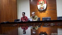 KPK meningkatkan status penanganan perkara ke penyidikan dan menetapkan tiga orang sebagai tersangka, ucap Wakil Ketua KPK Alexander Marwata dalam konferensi pers di KPK, Jalan Kuningan Persada, Jakarta Selatan, Selasa (20/8/2019).