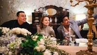 Glenn juga tak lupa mengabadikan momen makan bersama temannya itu melalui kamera handhonenya. Foto: Instagram @glennfredly309