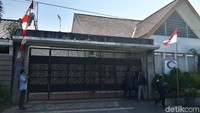 Bangunan perpagar hitam setinggi dua meter itu tampak tertutup. Tak ada aktivitas di dalam bangunan bernomor AB 16.