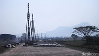 Selain itu, nampak juga sejumlah alat berat yang sedang melakukan penanaman tiang pancang di lokasi tersebut.