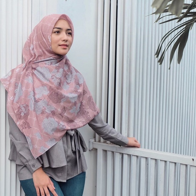 Dalam berbagai kesempatan, Citra Kirana juga memakai hijab segi empat voal bermotif yang membuat penampilannya semakin anggun.  Foto: Instagram